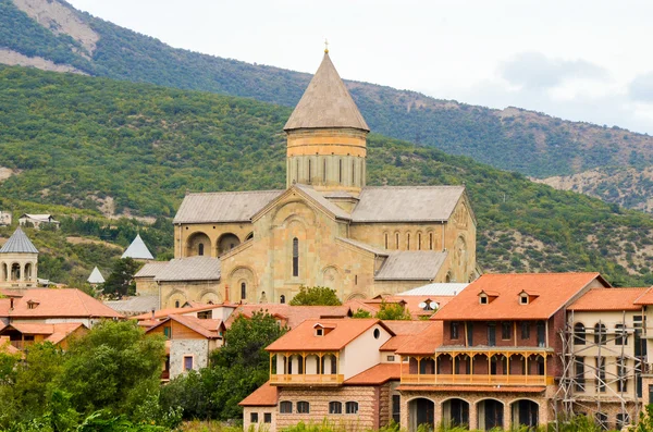 Alte orthodoxe Kirche, swetizchoweli. Blick von der Straße. mzcheta georgia — Stockfoto