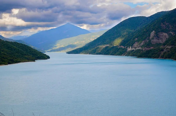 Δεξαμενή νερού στη μέση την οροσειρά του Καυκάσου, και συννεφιασμένο ουρανό πριν από τη θύελλα — Φωτογραφία Αρχείου