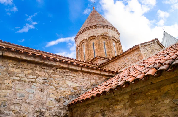 Ősi ortodox kolostor komplex Ananuri és a kék ég — Stock Fotó