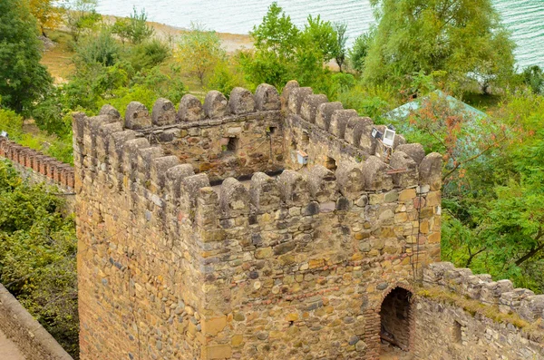 Fragment av tolfte århundradet fästning, titta på tornet — Stockfoto
