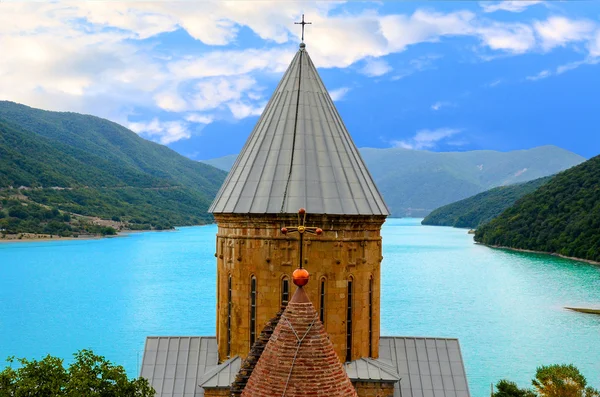 Antiguo monasterio ortodoxo complejo Ananuri, embalse de agua Jinvali, montañas y fondo azul cielo. Georgia — Foto de Stock