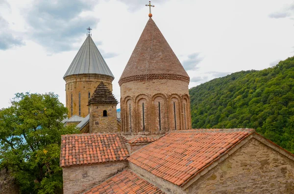 Ősi ortodox kolostor komplex Ananuri, a Jinvali víz tartály, a hegyek és a kék ég háttér. Grúzia — Stock Fotó