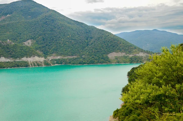 Jinvali víz tartály és a Kaukázus hegység, Georgia — Stock Fotó