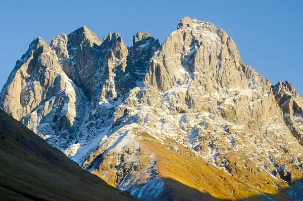 Caucasus mountains in summer,  Peak Chiukhebi and blue sky. sunset — Stock Photo, Image