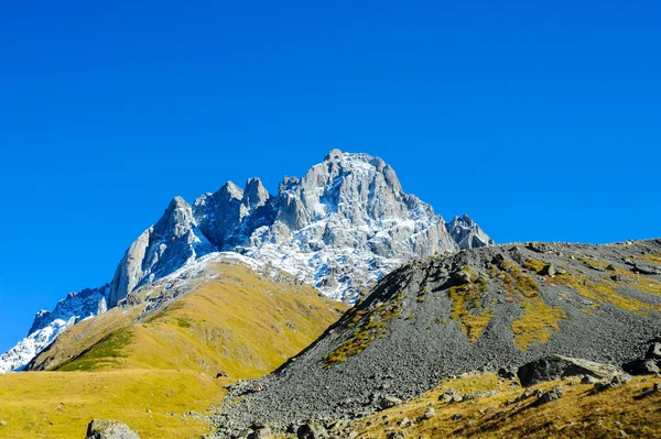 Kaukasus-Berge im Sommer, Gipfel chiukhebi und blauer Himmel — Stockfoto