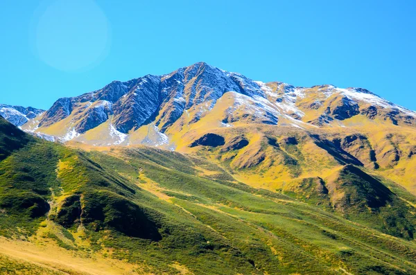 Montagne del Caucaso in estate, erba verde sulle colline e neve sulla cima Chiukhebi. vista dal villaggio Juta, Georgia — Foto Stock