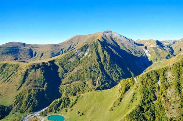 Montañas del Cáucaso en vista de verano desde Gudauri, Georgia — Foto de Stock