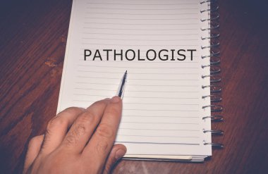Patolog kelimesi beyaz kağıda yazılmış.
