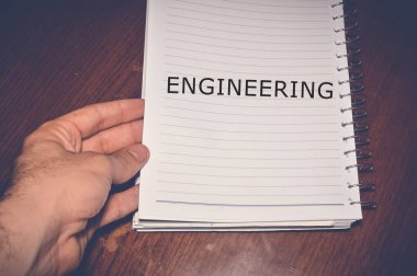 Beyaz kağıda yazılmış mühendislik kelimesi