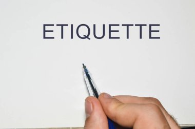 Beyaz kağıda yazılmış görgü kuralları.