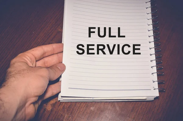 Beyaz kağıda tam servis kelimesi yazıldı