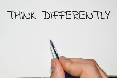 Beyaz kağıda yazılmış farklı bir kelime düşün.