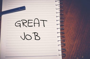 Beyaz kağıda harika bir iş kelimesi yazılmış.