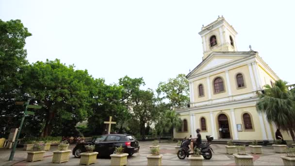 Timelapse Iglesia amarilla en Macao — Vídeo de stock