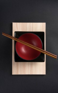 Çin yemekleri ve Bambu tahta üzerinde düzenlenmiş çubuk