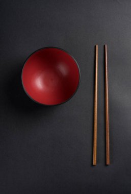 Yemek çubukları ve Çin pirinç kase yemek