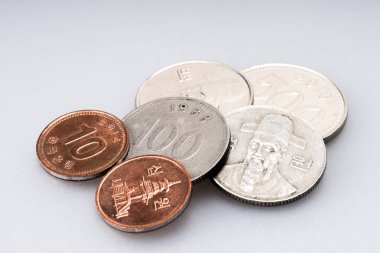 (Kazandı) Kore para değiştir. 500, 100 ve 10 kazanılan.