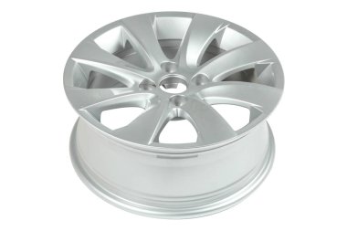 Otomobil, alüminyum disk. Beyaz arka plan üzerinde izole.