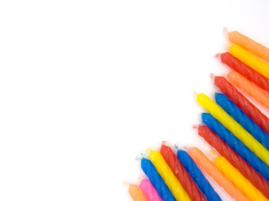 birden çok renk doğum günü mumları bulunan beyaz zemin üzerine 