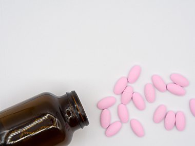 Üstten Görünüm kahverengi şişe pembe hapları ile