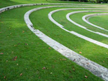 park merdiven eğri çizgi patten açık yeşil bahçesinde ama