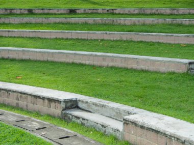 yeşil bahçesinde açık park merdivenlerden eğri çizgi patten lef üzerinden