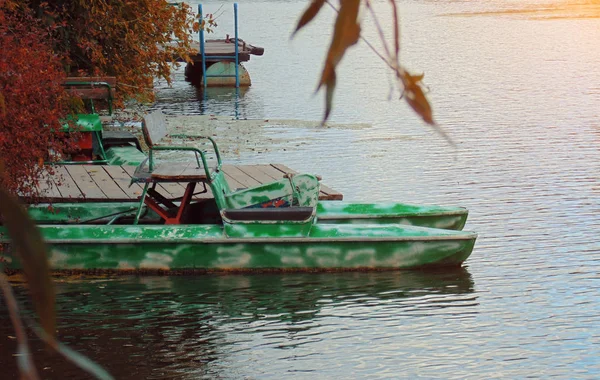Яхта - Катамаран в тропическом море на закате — стоковое фото
