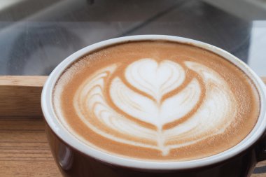 Latte sanat ahşap plaka üzerinde kahve