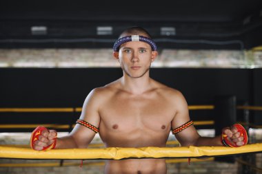 Savaşçı Muay Tay Stand içinde belgili tanımlık çalmak