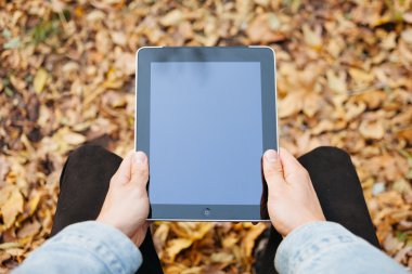 Sonbahar üzerinde tablet tutan adam elleri arka plan bırakır