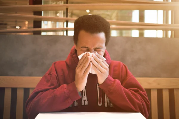 Hombre negro enfermo en la cafetería — Foto de Stock