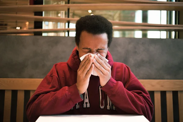 Hombre negro enfermo en la cafetería — Foto de Stock