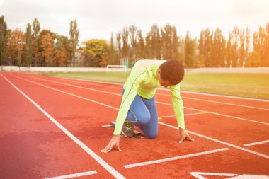 Sportif delikanlı koşu parkurundakilerden çalışmaya hazır. Büyük güzel modern Stadı nda düzgün biçimli insanların uygun