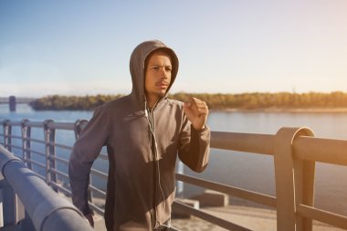 Genç adam açık havada, Sonbahar, çekici koyu tenli runner hızlı, koşu spor kavram çalıştıran yerleştirmek