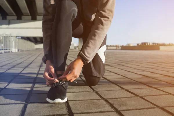 Guy tying shoe laces before a run — Stock Photo, Image