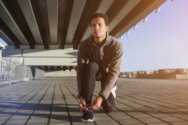 adam ayakkabı bağcıklarımı koşmak önce bağlama