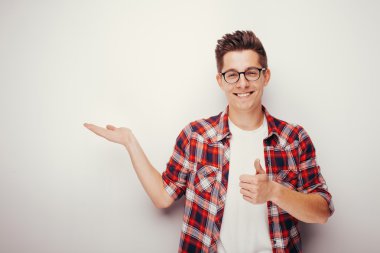 başparmak gösterilmesini gözlüklü adam