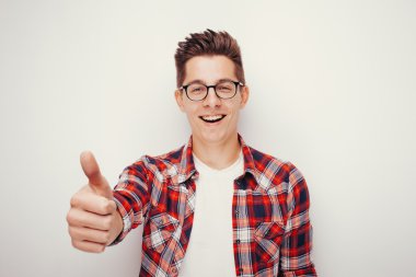 başparmak gösterilmesini gözlüklü adam