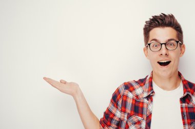 Kırmızı tişörtlü genç adam