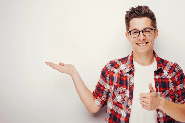 Mann mit Brille zeigt Daumen hoch — Stockfoto