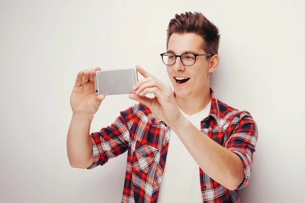 Jugend und Technologie. Studioporträt des Menschen mit dem Smartphone. isoliert — Stockfoto