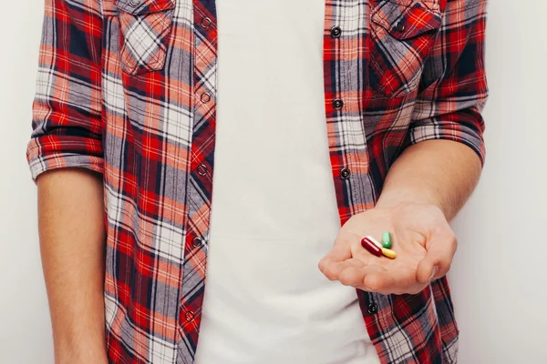 Pillen, Tabletten und Drogen in Menschenhand — Stockfoto