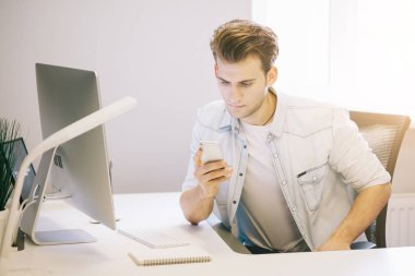 Ofiste çalışan erkeklerden ararken kapatın. Şık tasarımcı çalışma oturma olarak işe başladı. Onun iş işadamı üzerinde duruldu