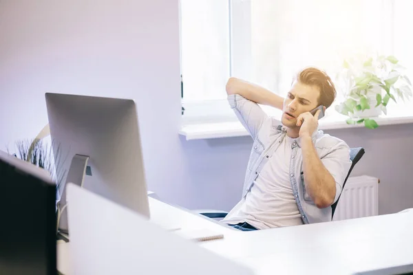 Regardez du haut-parleur sur le téléphone homme d'affaires dans la pause. Le jeune designer a appelé — Photo