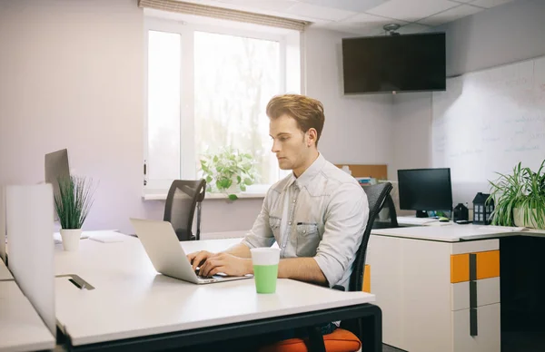 Blick von den arbeitenden Männern im Büro. stilvoller Designer bei der Arbeit sitzend. konzentrierte sich auf seinen Job — Stockfoto