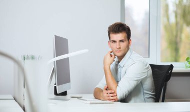 Ofiste çalışan insanlardan arıyorum. Şık tasarımcı çalışma oturma olarak işe başladı. İşini üzerinde duruldu