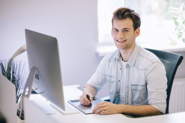 Ofiste çalışan insanlardan arıyorum. Şık tasarımcı çalışma oturma olarak işe başladı. İşini üzerinde duruldu