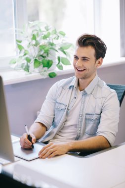 Ofiste çalışan insanlardan arıyorum. Şık tasarımcı çalışma oturma olarak işe başladı. İşini üzerinde duruldu