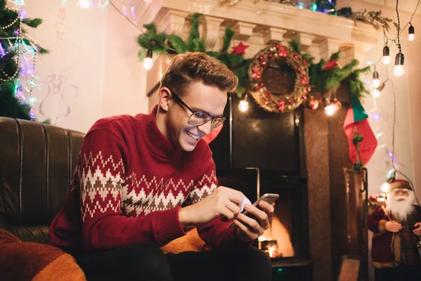 Hombre feliz hace una compra en Internet a través de un teléfono — Foto de Stock