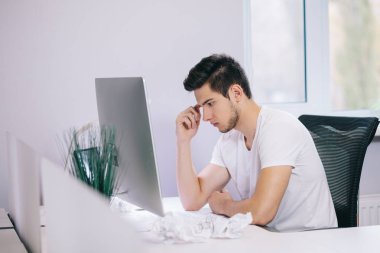 Ofiste çalışan insanlardan arıyorum. Şık tasarımcı çalışma oturma olarak işe başladı. İşini üzerinde duruldu